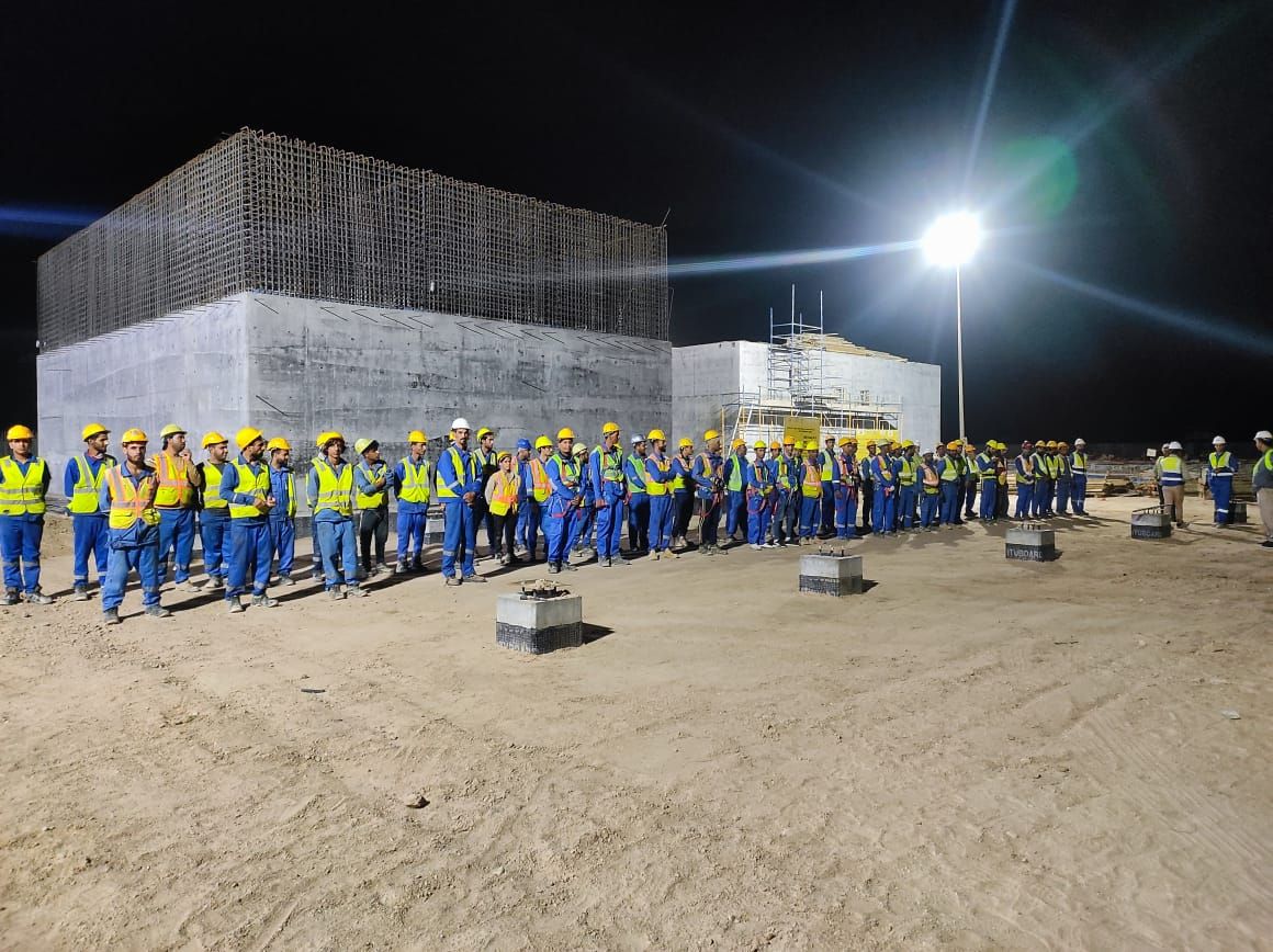 AAE workforce toolbox-talk safety briefing on site at night